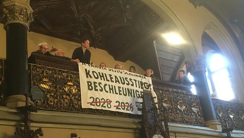 "Rollen Sie’s ein!", fordert der OB von den Klimaaktivisten von "Extinction Rebellion". "Rollen Sie’s ein!", fordert der OB von den Klimaaktivisten von "Extinction Rebellion".