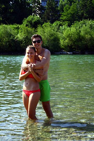 Kobi und Vanessa haben sich ins Wasser gewagt. Zunächst mal bis zu den Knien. So kann man wenigstens noch die nicht unschicke Bademode sehen.