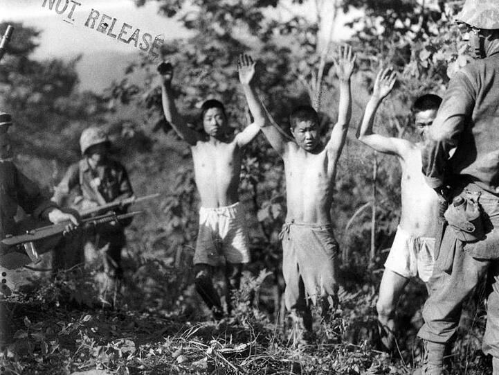 Nordkoreanische Soldaten ergeben sich den UN-Truppen.