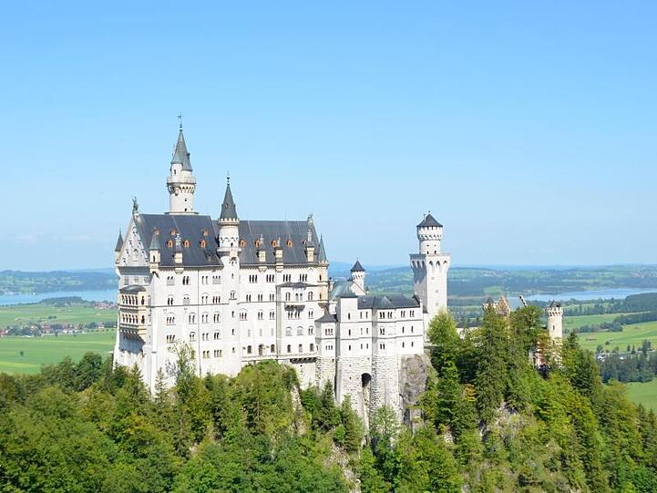 Blick auf das weltberühmte Schloss Neuschwanstein in Schwangau. Foto: Carolin Gißibl/dpa/Archivbild