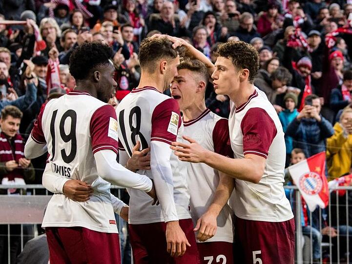 Bayerns Spieler jubeln vor den Fans über den Treffer zum 2:0. Foto: Matthias Balk/dpa