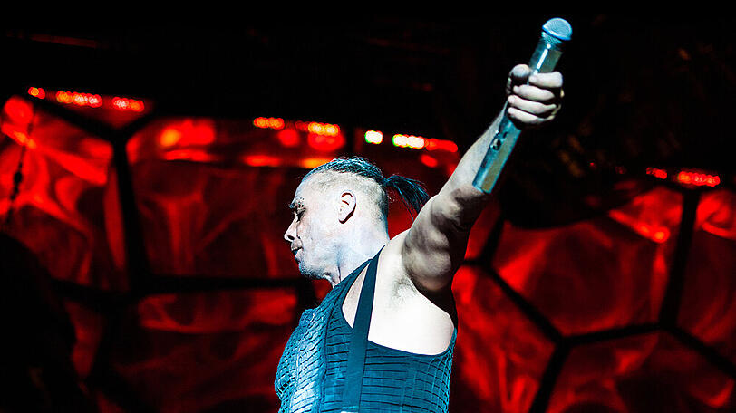 Till Lindemann auf der Bühne.