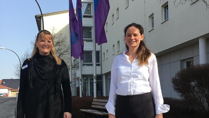 Stephanie Högl (r.), Einrichtungsleitung Matthäusstift mit Johanna Krieger. Zum Beispiel an das Matthäusstift können die Botschaften gerichtet sein. Stephanie Högl (r.), Einrichtungsleitung Matthäusstift mit Johanna Krieger. Zum Beispiel an das Matthäusstift können die Botschaften gerichtet sein.