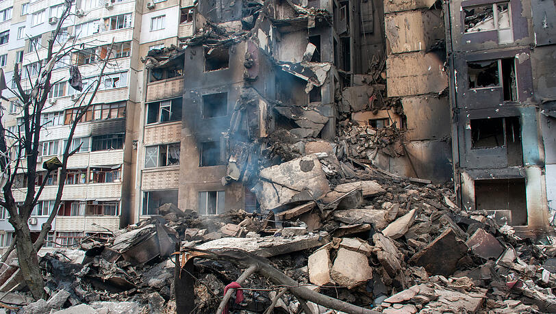 Charkiw: Blick auf ein nach Beschuss beschädigtes Wohnhaus. Der Bürgermeister der umkämpften ukrainischen Metropole hat den angreifenden russischen Truppen den vorsätzlichen Beschuss ziviler Infrastruktur vorgeworfen. Charkiw: Blick auf ein nach Beschuss beschädigtes Wohnhaus. Der Bürgermeister der umkämpften ukrainischen Metropole hat den angreifenden russischen Truppen den vorsätzlichen Beschuss ziviler Infrastruktur vorgeworfen.