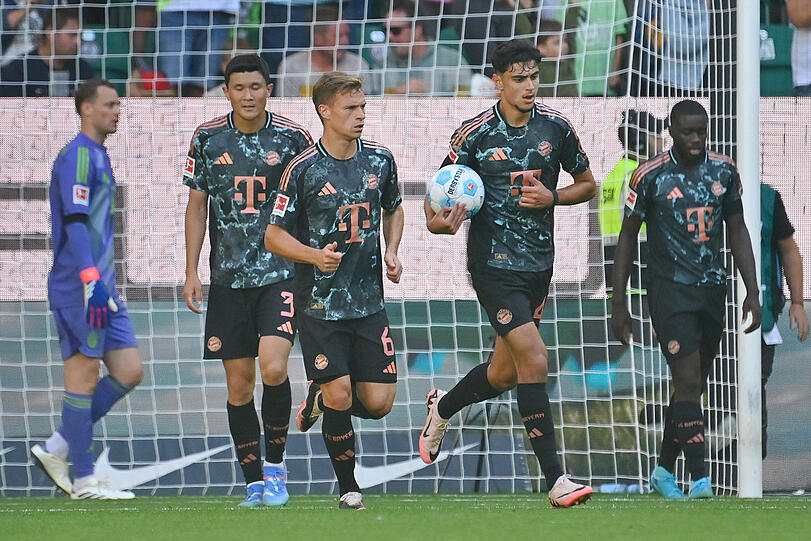 Vorne spektakulär, hinten aber auch: Die Bayern-Abwehr wirkt alles andere als sattelfest, vor allem Min-jae Kim (2.v.l.) und Dayot Upamecano (r.) leisten sich immer wieder haarsträubende Fehler, den dann die Team-Kollegen um Manuel Neuer (l.), Joshua Kimmich (Mitte) und Aleksandar Pavlovic (mit Ball) ausbügeln müssen - mit Rettungsaktionen oder mehr selbst erzielten Toren.