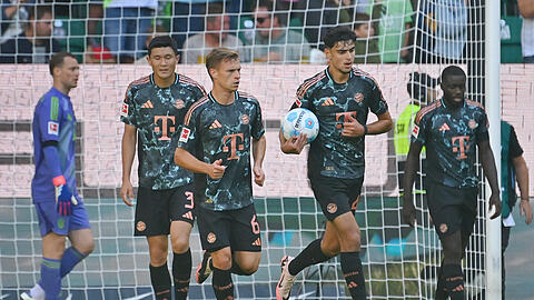 Vorne spektakulär, hinten aber auch: Die Bayern-Abwehr wirkt alles andere als sattelfest, vor allem Min-jae Kim (2.v.l.) und Dayot Upamecano (r.) leisten sich immer wieder haarsträubende Fehler, den dann die Team-Kollegen um Manuel Neuer (l.), Joshua Kimmich (Mitte) und Aleksandar Pavlovic (mit Ball) ausbügeln müssen - mit Rettungsaktionen oder mehr selbst erzielten Toren.
