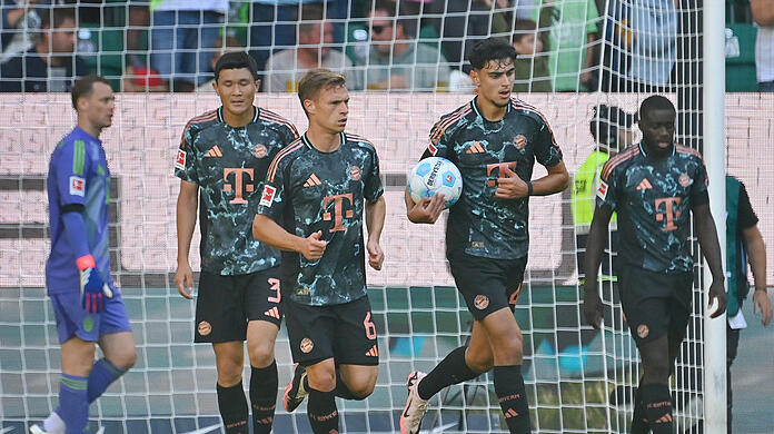 Vorne spektakulär, hinten aber auch: Die Bayern-Abwehr wirkt alles andere als sattelfest, vor allem Min-jae Kim (2.v.l.) und Dayot Upamecano (r.) leisten sich immer wieder haarsträubende Fehler, den dann die Team-Kollegen um Manuel Neuer (l.), Joshua Kimmich (Mitte) und Aleksandar Pavlovic (mit Ball) ausbügeln müssen - mit Rettungsaktionen oder mehr selbst erzielten Toren.