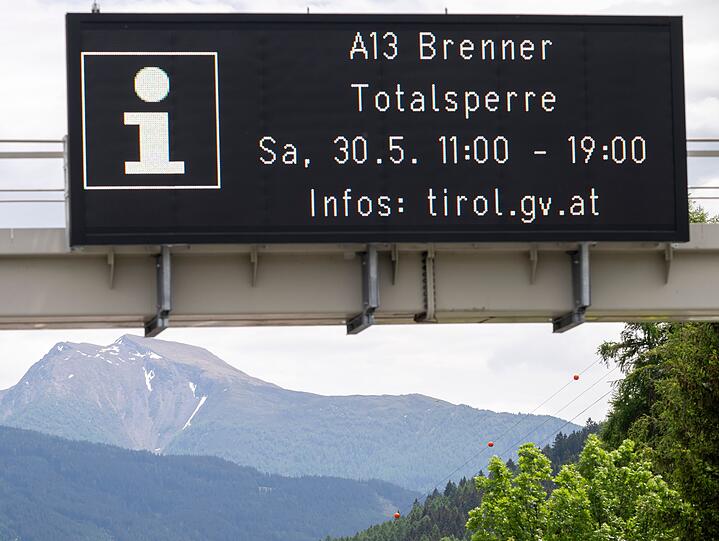 Anzeigen an der Autobahn warnen vor der Totalsperre.