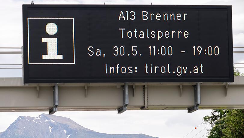 Anzeigen an der Autobahn warnen vor der Totalsperre.