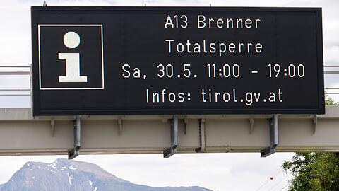Anzeigen an der Autobahn warnen vor der Totalsperre.