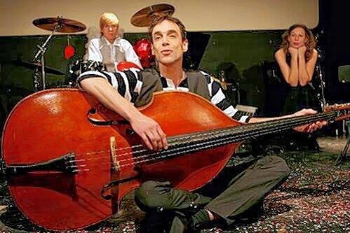 Pleite-Blues am Bass: Rolf Kindermann (vorn) mit Philipp Niedersen und Bettina Ostermeier.