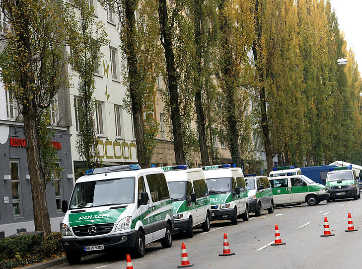 Nach Angaben der Polizei führte das Kriminalfachdezernat 7 bereits seit einiger Zeit umfangreiche Ermittlungen gegen bulgarische, rumänische, polnische und ungarische Tätergruppierungen. Der Vorwurf: Diese sollen hier in betrügerischer Absicht und unter Angabe von Scheinadressen gezielt bei verschiedenen Bankinstituten Girokonten eröffnen.