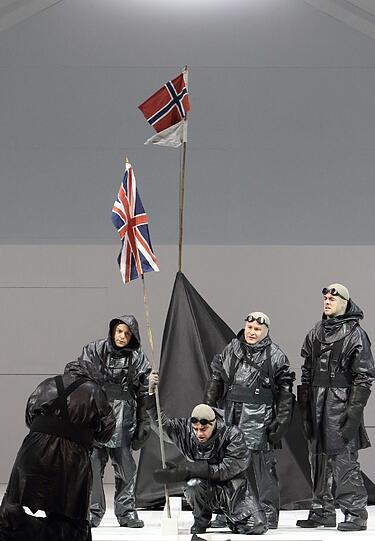 Das britische Team entdeckt, dass die Norweger vor ihnen den Pol erreicht haben.
