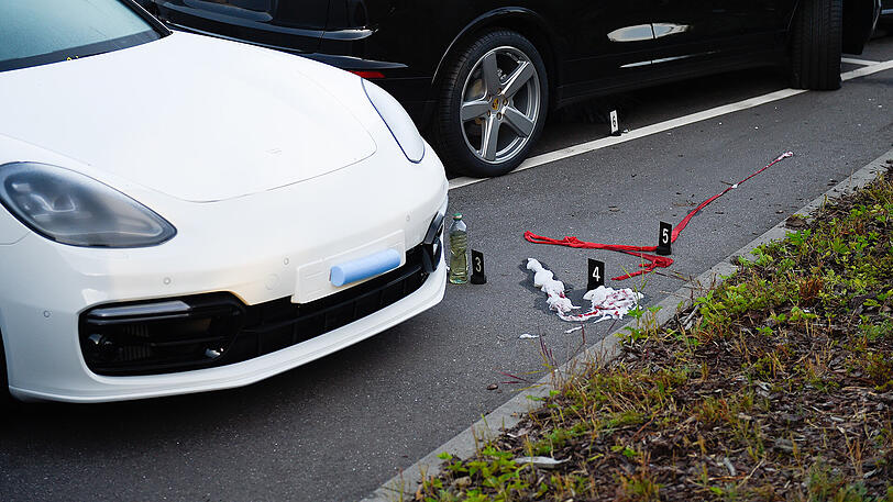 Die Luxus-Autos sind abgebrannt und zerstört - vor Ort fand die Polizei Brandbeschleuniger. Die Ermittler gehen deshalb von Brandstiftung aus.