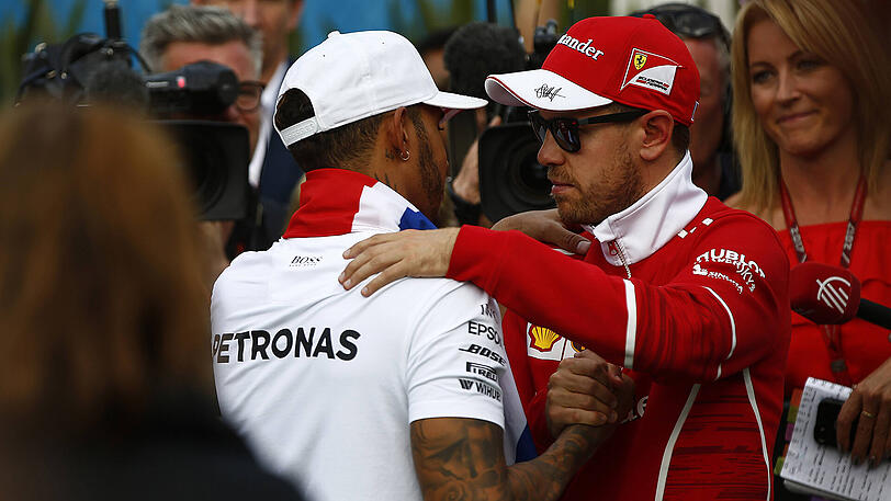 Sebastian Vettel (rechts) gratuliert Lewis Hamilton zum WM-Titel.