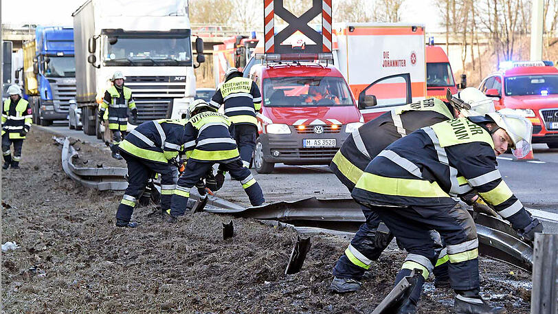 Schwerer Lkw-Unfall auf der A99. Die Bilder von der Unfallstelle.