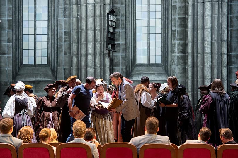 Hans Sachs (Georg Zeppenfeld) ist in Jens Daniel Herzogs Inszenierung der Intendant und Chefregisseur eines Opernhauses.