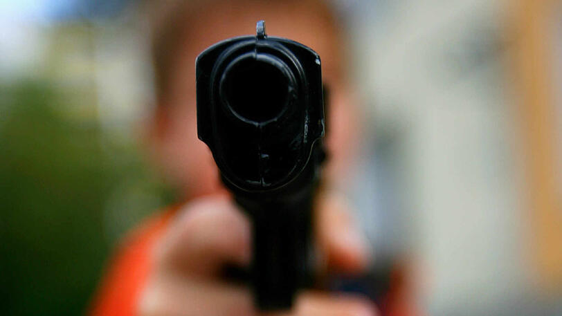Mit einer Softair-Waffe hatte ein Mann aus dem Fenster geschossen und einen 50-Jährigen am Kopf getroffen.