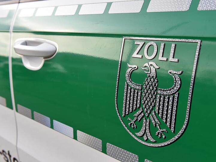 Auf einem Fahrzeug klebt das Wappen des Zolls. Foto: Caroline Seidel/dpa/Archivbild