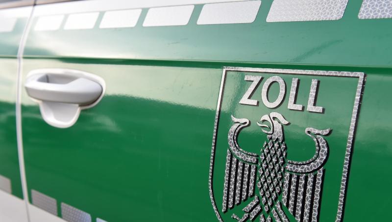 Auf einem Fahrzeug klebt das Wappen des Zolls. Foto: Caroline Seidel/dpa/Archivbild Auf einem Fahrzeug klebt das Wappen des Zolls. Foto: Caroline Seidel/dpa/Archivbild
