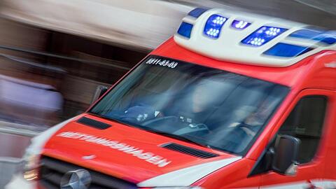 Ein Rettungswagen fährt mit Blaulicht durch die Innenstadt. Foto: Jens Büttner/dpa-Zentralbild/dpa/Symbolbild