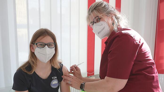 Antonia Angermair (15) bekommt von Fachärztin Dr. Regina Müller ihre erste Dosis des Impfstoffs von Biontech.