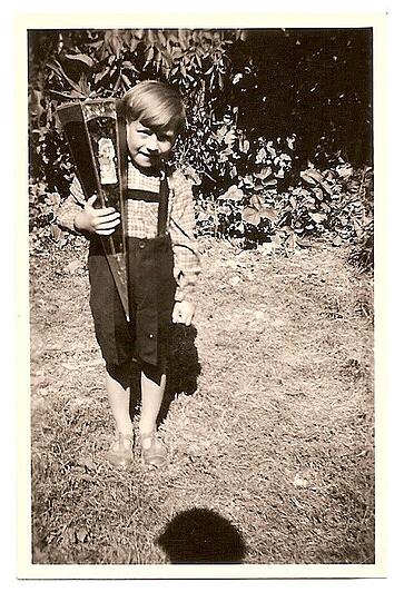 Einschulung 1953: Die Schul-tüte ist eine gebrauchte - von der Schwester.