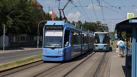 Eine Tram der Linie 17 w&auml;re fast in einen Unfall mit einem Pkw verwickelt worden. (Symbolbild)