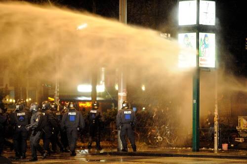 Schwere Krawalle gab's rund ums Spiel St. Pauli gegen Rostock: Die Polizei setzte Wasserwerfer ein.