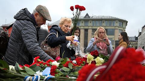 Jedes Jahr gedenken Menschen am Solowezki-Stein in Moskau der Opfer von politischer Verfolgung. (Archivbild)