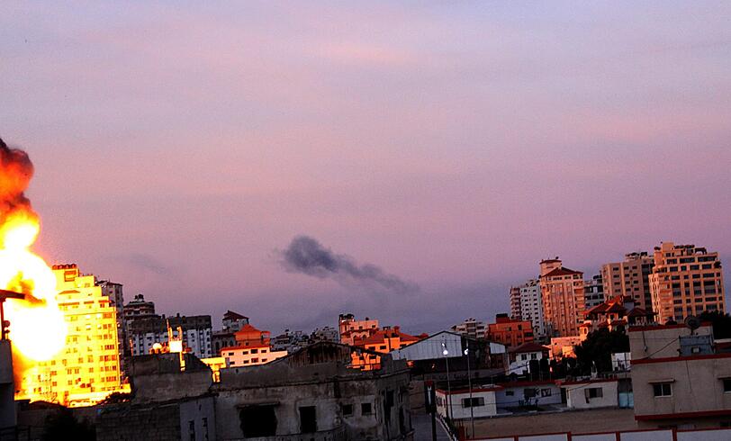 Bereits am frühen Morgen erschüttern Explosionen den Gaza-Streifen. Jede Bombe lässt einen gleißend hellen Feuerball in die Luft schießen.