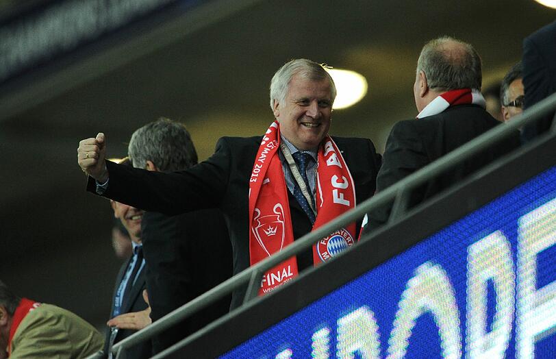 Zwischen hoffen und bangen. So erlerbt Uli Hoeneß den denkwürdigen Abend in London. Die Bilder aus dem Wembley Stadion und dem anschließenden Bayern-Bankett