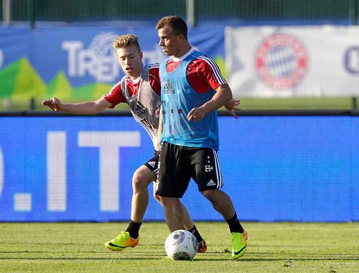 Mitchell Weiser (li.) gegen Xherdan ShaqiriDer FC Bayern in Riva am Gardasse: Sehen Sie hier die ersten Bilder aus dem Trainingslager!