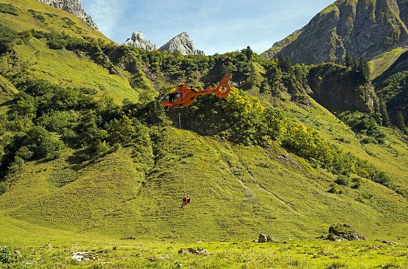 In einem Großeinsatz suchten 150 Feuerwehrleute sowie Helfer der Bergwacht und des Roten Kreuzes mit Unterstützung einer Drohne und Suchhunden vier Stunden lang nach der Frau. (Symbolbild)
