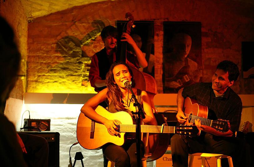 Latin-Musik mit Angie Mar.