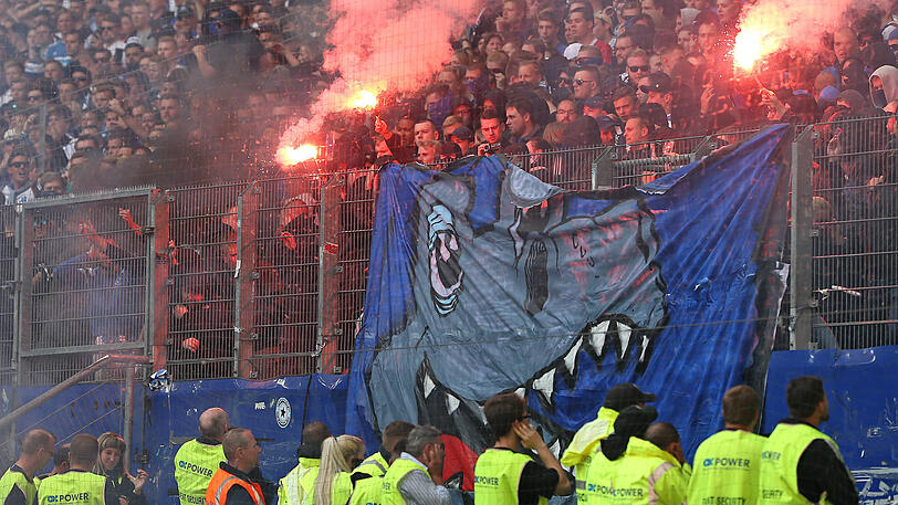 Ausschreitungen nach dem Spiel des Hamburger SV gegen Borussia Mönchengladbach. Die Bilder aus dem Volksparkstadion.