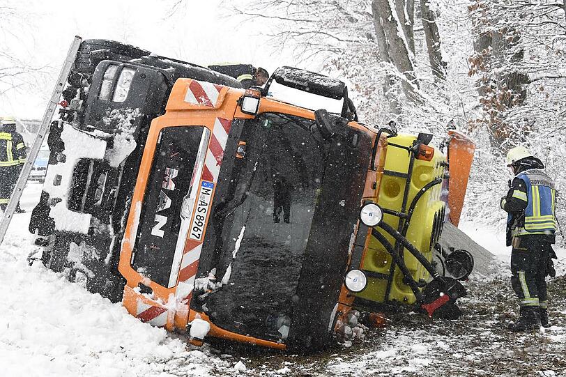 Der Wintereinbruch hat am Sonntag auch dem Winterdienst Probleme beschert: In Hohenbrunn kam ein Räumfahrzeug von der Straße ab und kippte um.