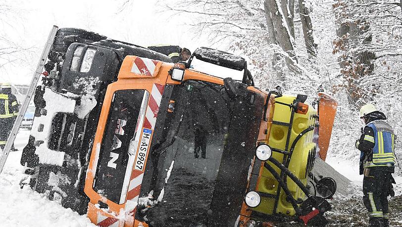 Der Wintereinbruch hat am Sonntag auch dem Winterdienst Probleme beschert: In Hohenbrunn kam ein Räumfahrzeug von der Straße ab und kippte um. Der Wintereinbruch hat am Sonntag auch dem Winterdienst Probleme beschert: In Hohenbrunn kam ein Räumfahrzeug von der Straße ab und kippte um.