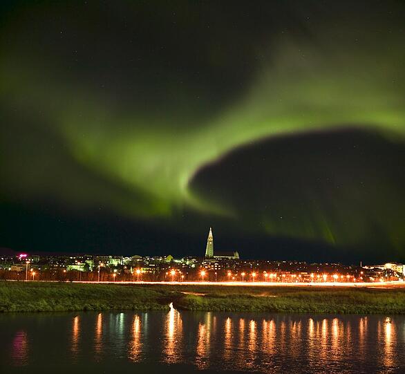 Island: Nordlicht über Reykjavik