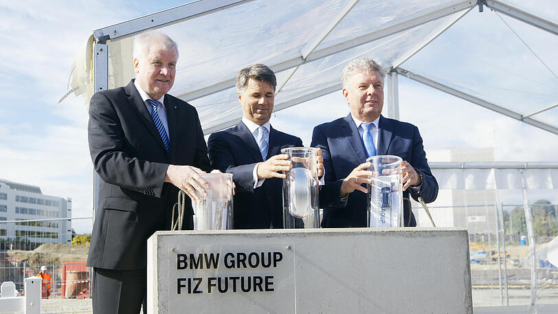 Gleich drei Kapseln (von links): Horst Seehofer, BMW-Vorstandschef Harald Krüger und Dieter Reiter legen den Grundstein.