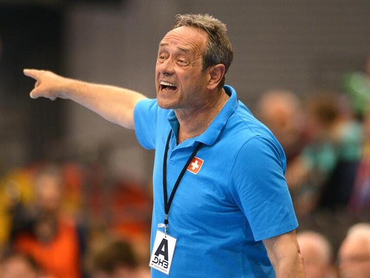 Der Handballtrainer Rolf Brack gestikuliert während eines Spiels. Foto: picture alliance / dpa / Archivbild