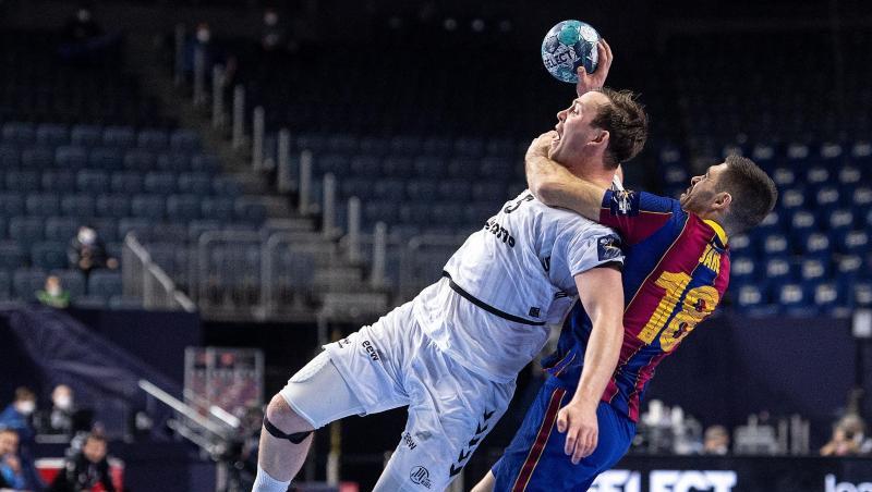 Barcelonas Blaz Janc (r) foult Kiels Sander Sagosen. Barcelonas Blaz Janc (r) foult Kiels Sander Sagosen.