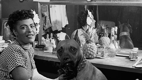 Wenn schon die Männer nichts taugen: Billie Holiday mit Hund Mister 1946 in New York.