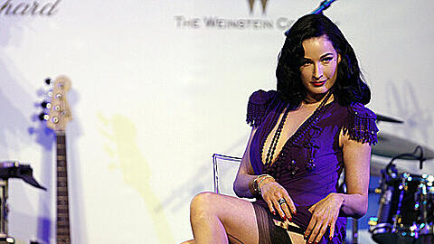 Ausziehen für einen guten Zweck: Burlesque-Künstlerin Dita von Teese erstrippt 70 000 Euro.