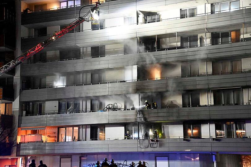 Der Balkonbrand zog sich über 3 Etagen eines Mehrfamilienhauses in der Willy-Brandt-Allee, München-Riem.