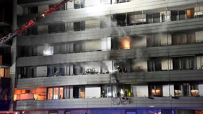 Der Balkonbrand zog sich über 3 Etagen eines Mehrfamilienhauses in der Willy-Brandt-Allee, München-Riem.