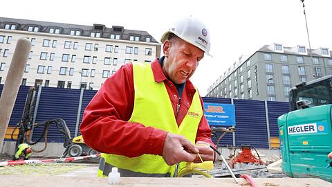 Er ist dafür verantwortlich, dass die Sprengung am Hauptbahnhof gut geht: Sprengmeister Eduard Reisch erklärt der anwesenden Presse, wie eine Sprengladung vorbereitet wird.