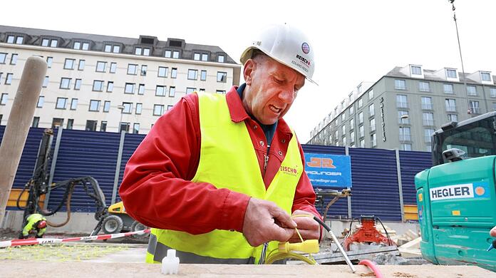 Er ist dafür verantwortlich, dass die Sprengung am Hauptbahnhof gut geht: Sprengmeister Eduard Reisch erklärt der anwesenden Presse, wie eine Sprengladung vorbereitet wird.