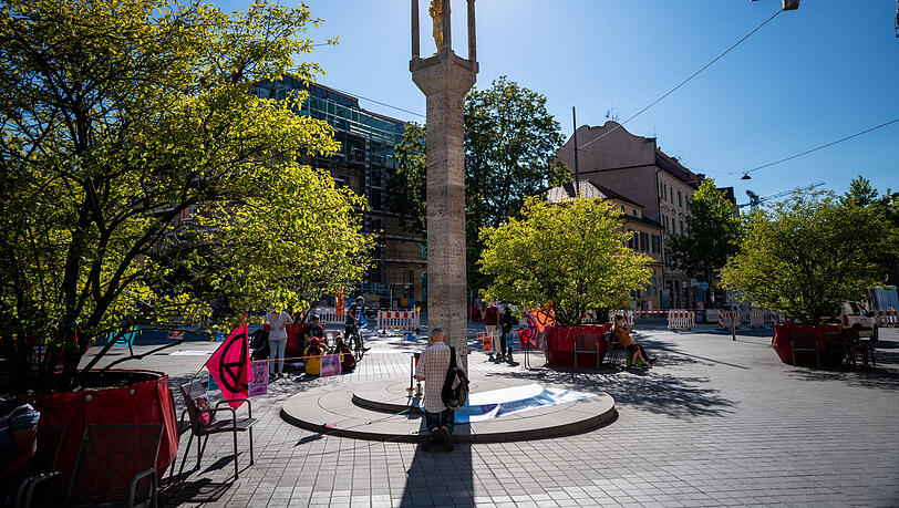 Der Marienplatz in Pasing mit Mariens&auml;ule.
