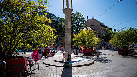 Der Marienplatz in Pasing mit Mariens&auml;ule.